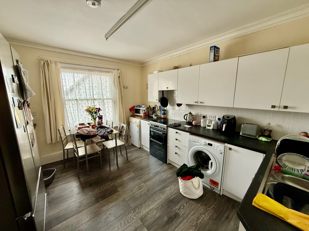 Lot: 125 - FREEHOLD BLOCK OF FOUR FLATS FOR INVESTMENT - Flat 5a - Kitchen